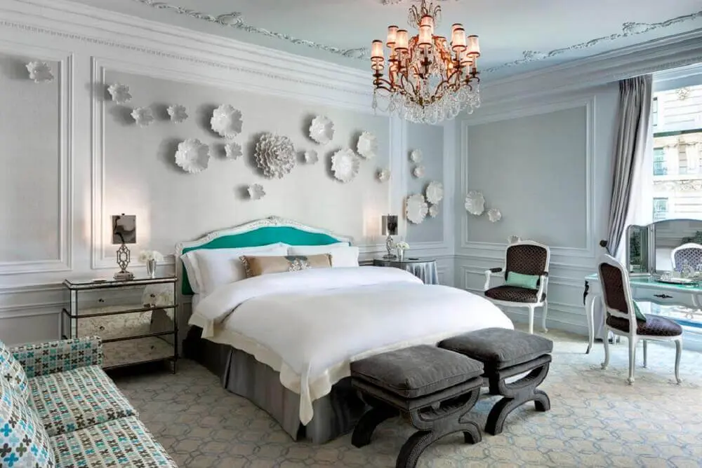 criado mudo espelhado para quarto de casal com decoração clássica Foto Yandex