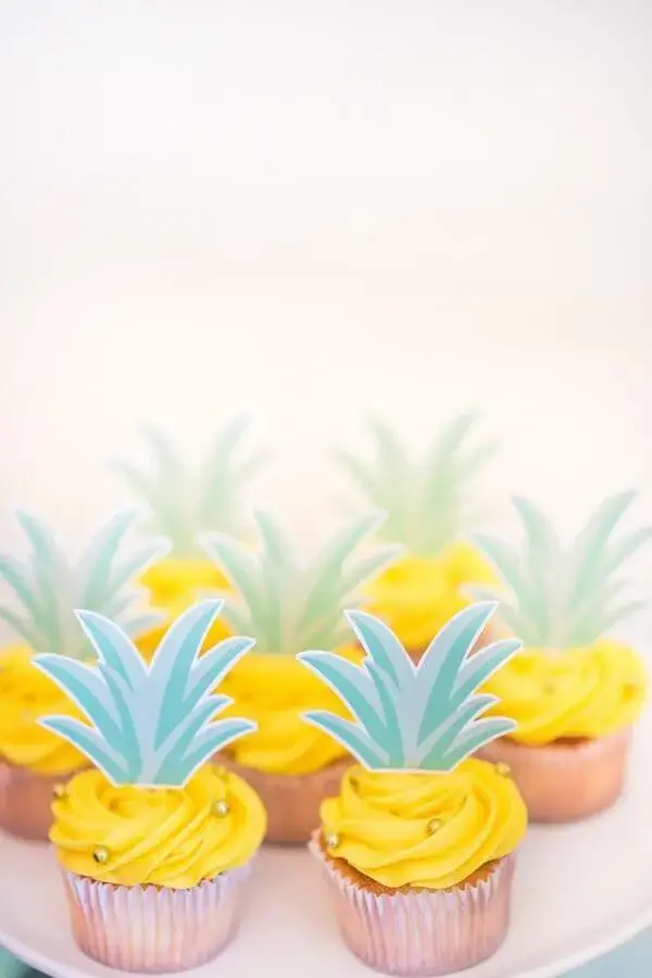 cupcake com decoração de abacaxi para festa tropical Foto Style Me Pretty
