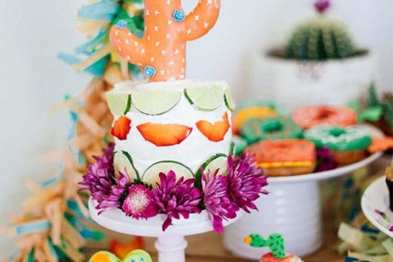 Decoração de festa mexicana com bolo de cacto