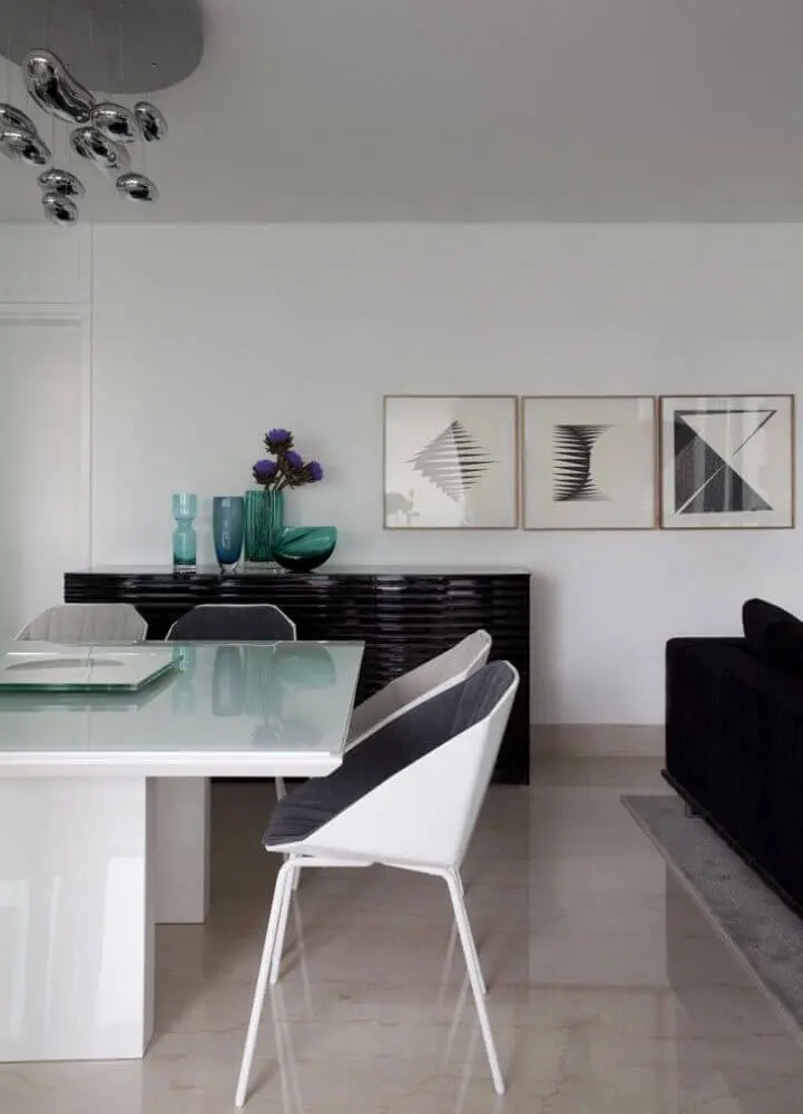 decoração clean com buffet preto e cadeiras modernas para sala de jantar Foto Érica Salgueiro