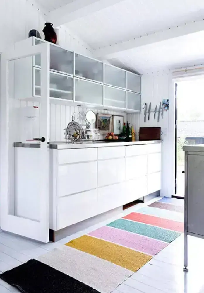 decoração clean com passadeira para cozinha com listras coloridas Foto Cut & Paste