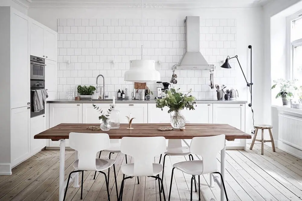 decoração clean e minimalista com cadeiras modernas para cozinha Foto Learning From Hollywood
