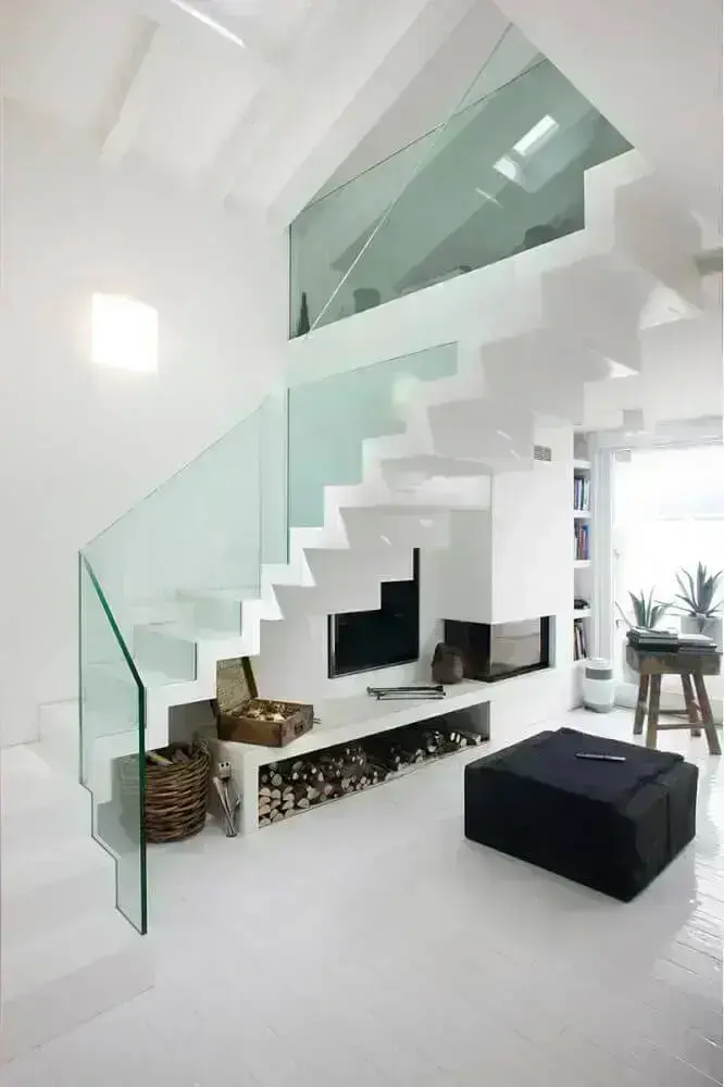 decoração clean e moderna com guarda corpo de vidro e lareira embaixo da escada Foto Pinterest