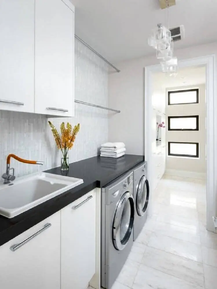 decoração clean para lavanderia planejada Foto Shanell Mergerson Design