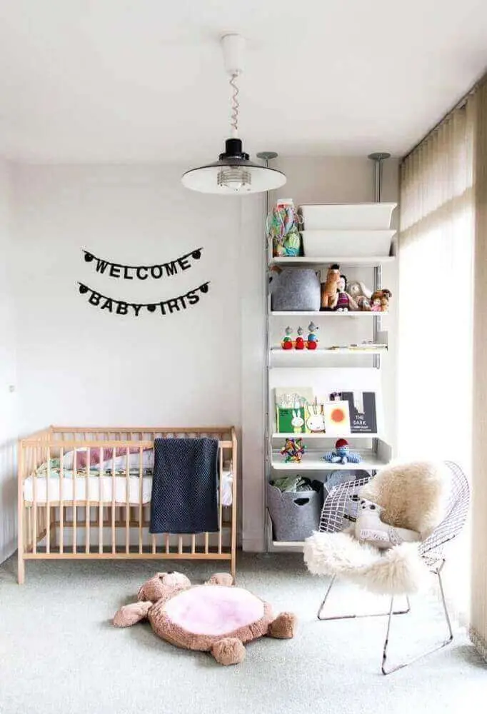 decoração clean para quarto de bebê com cadeira de amamentação moderna Foto Home Decoo