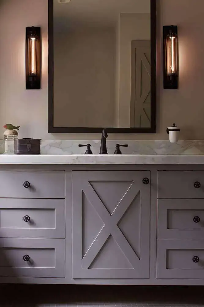 decoração clássica para banheiro com espelho bronze Foto SVM House