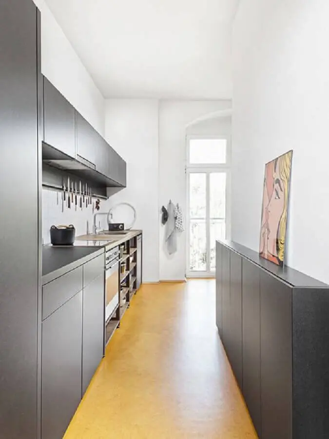 decoração com armário de cozinha com balcão preto Foto Kuche33