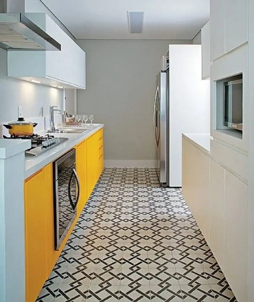 decoração com armário de cozinha compacta branco e amarelo e piso hidraulico Foto Pinterest