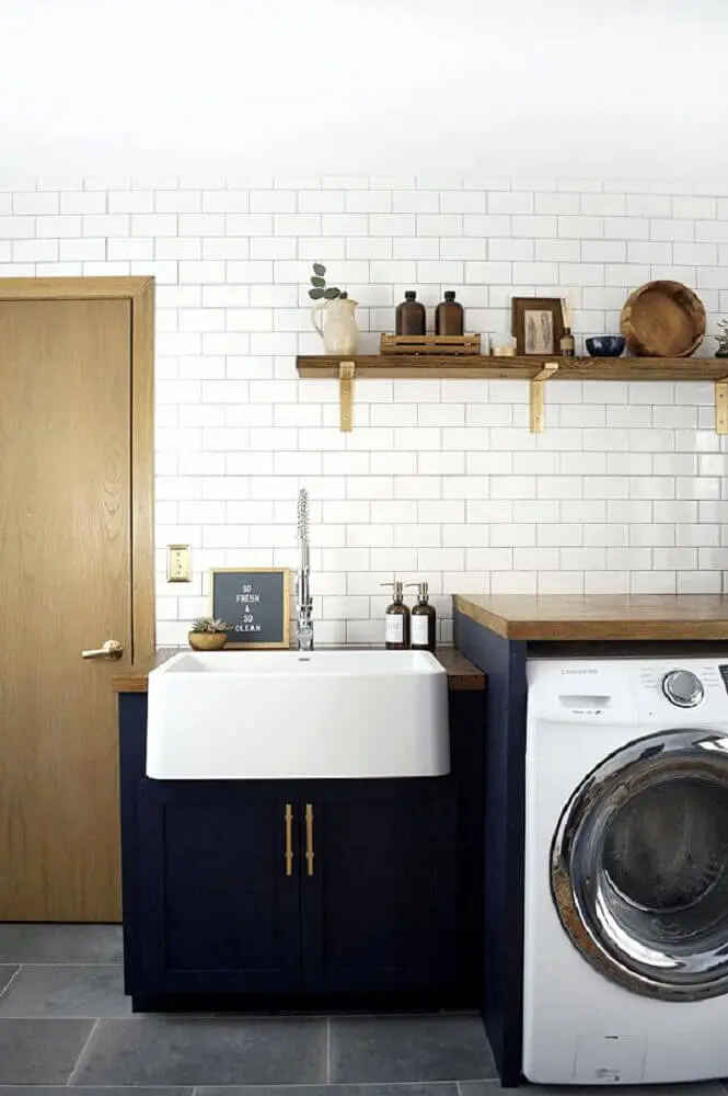 decoração com armário para lavanderia azul marinho e azulejo branco com prateleira de madeira Foto Home Decorating Ideas
