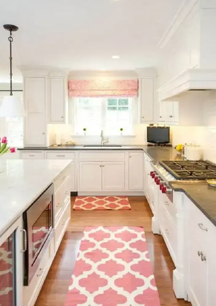 decoração com armários brancos e jogo de tapete de cozinha Foto Homedit