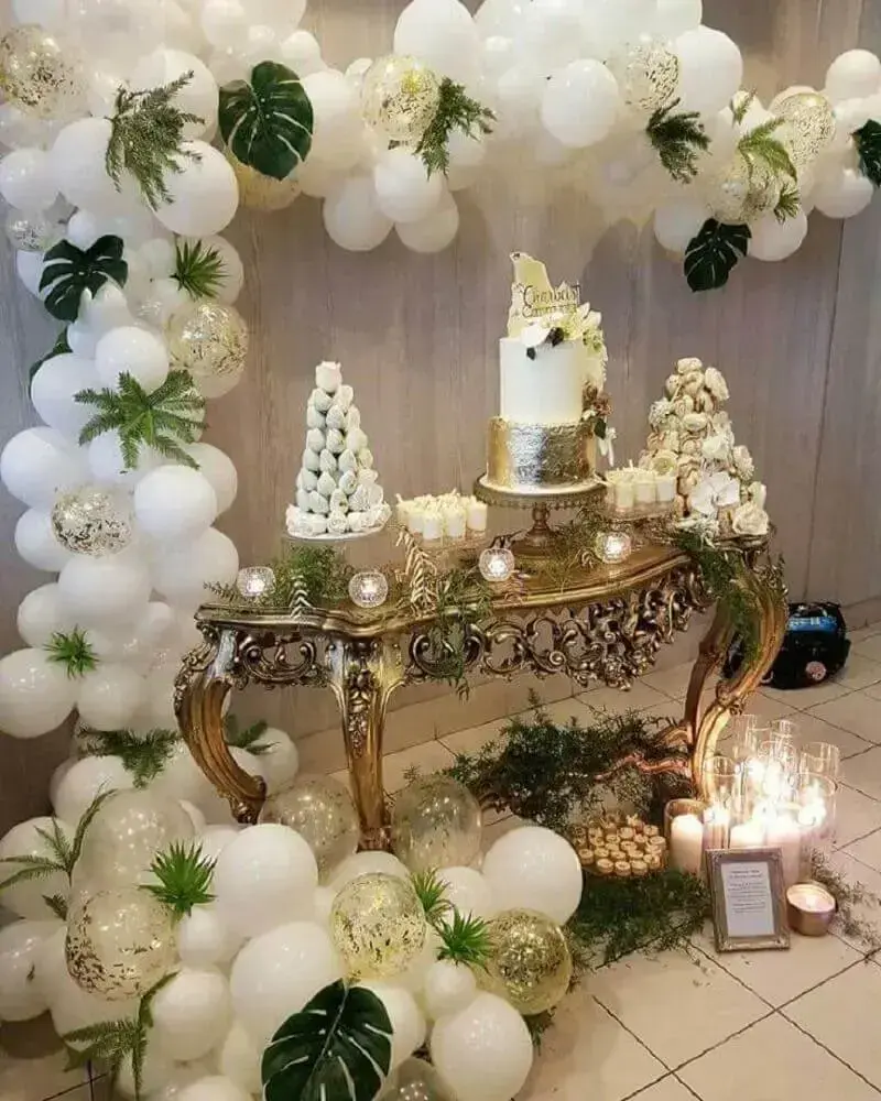 decoração com balões brancos para festa decorada em tons de dourado Foto Dancing Orchid