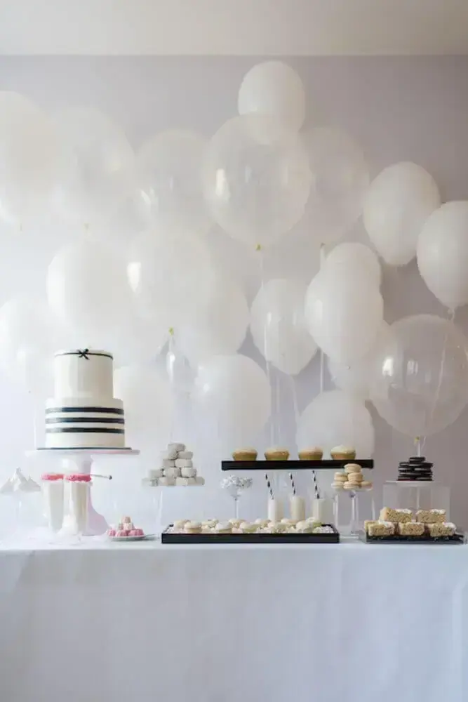 decoração com balões brancos para festa toda branca Foto Urban Flip Flops
