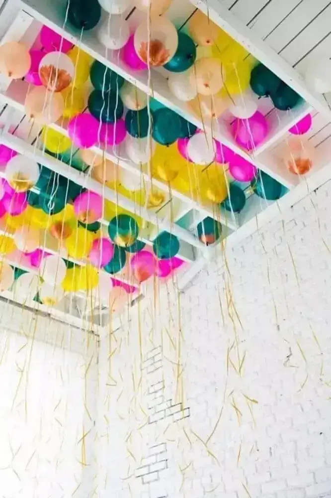 decoração com balões coloridos no teto Foto Pinterest