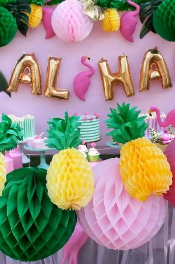 decoração com balões e arranjos de papel para festa flamingo tropical Foto mesibalend