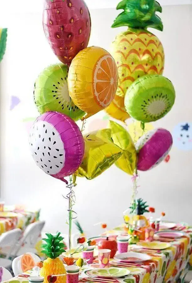 decoração com balões em formato de frutas para festa tropical Foto Pinterest