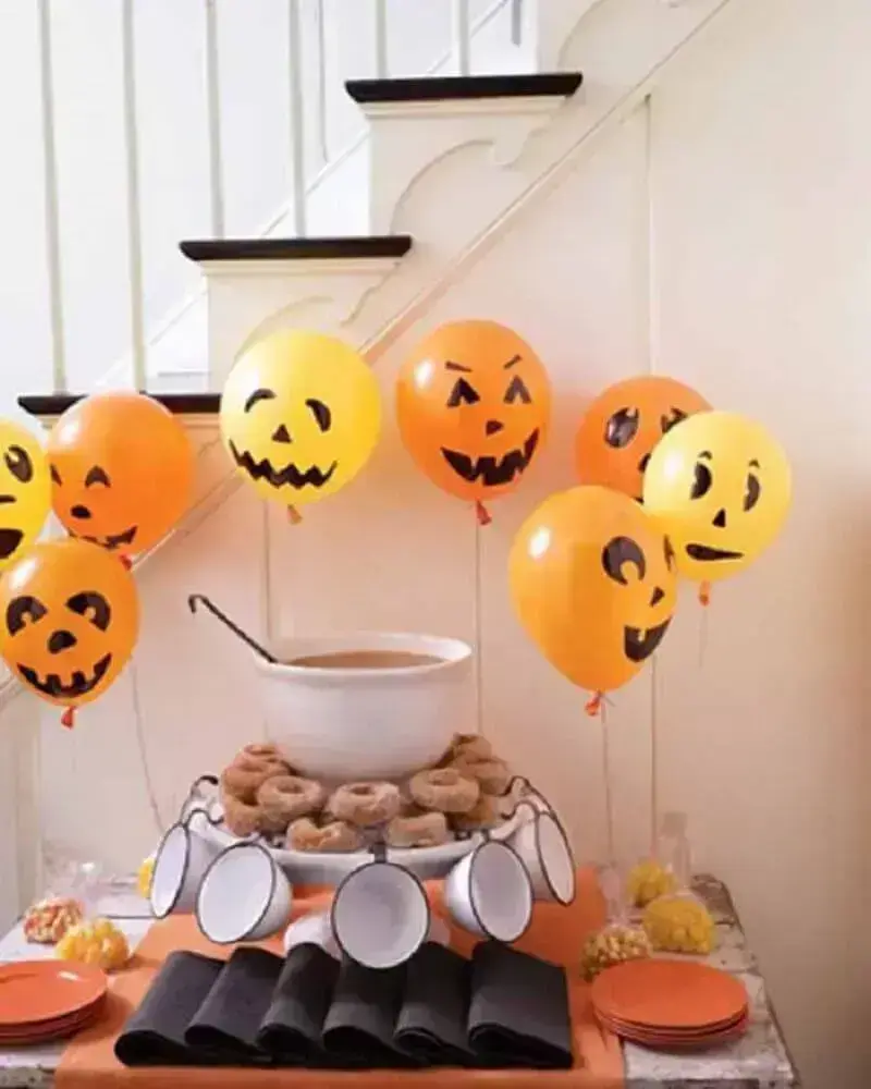 decoração com balões laranja para festa de dia das bruxas Foto Gooise Ballonnen