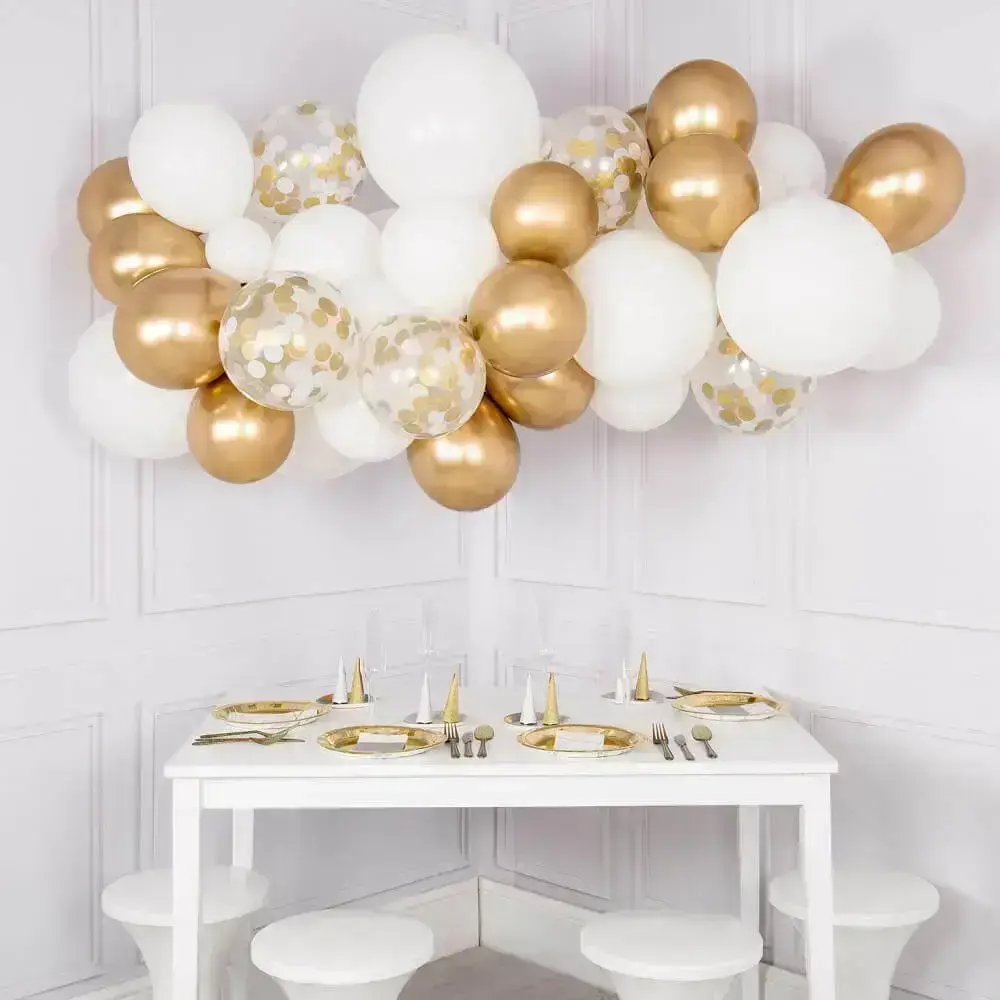 decoração com balões para festa em tons de dourado e branco Foto The Original Party Bag Company