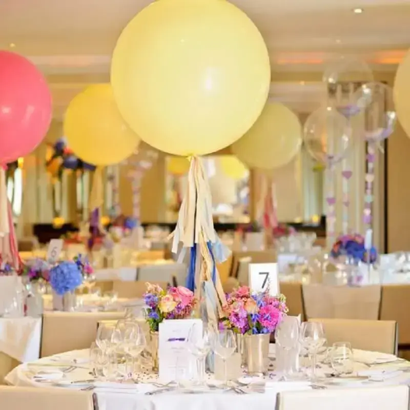 decoração com balões para mesa de convidados Foto Pinterest