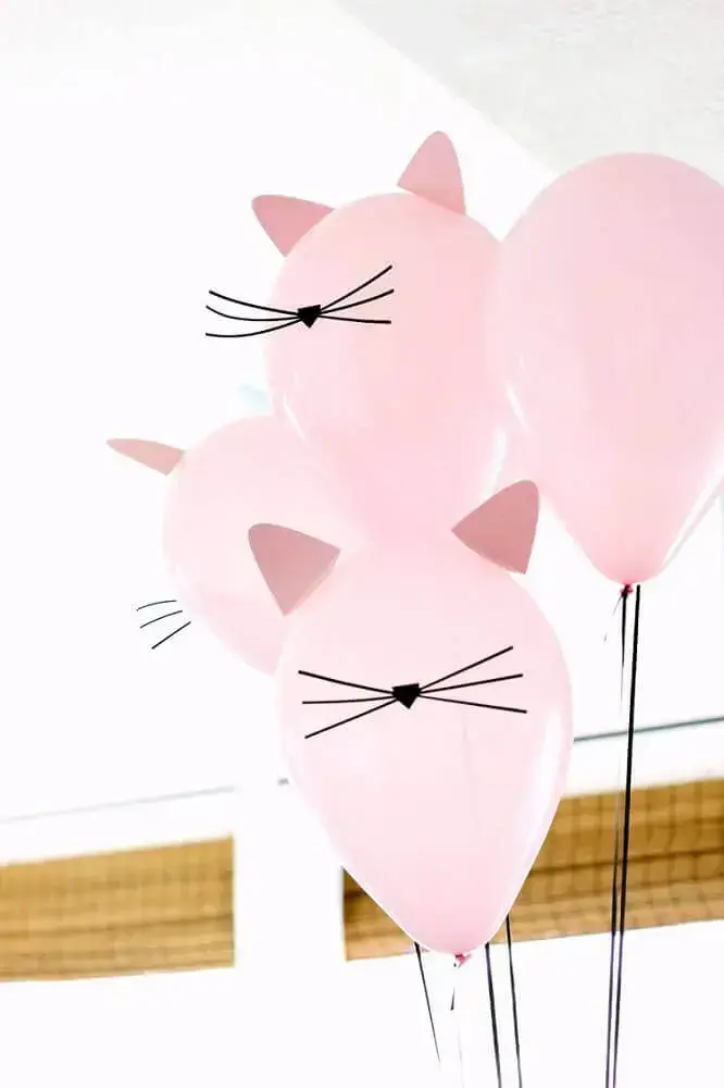 decoração com balões simples decorados com bigodinhos de gato Foto Celebrations Cake Decorating