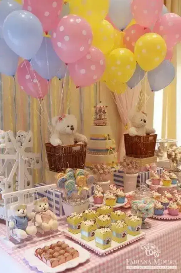 decoração com balões simples e coloridos para mesa de festa infantil Foto Pinterest
