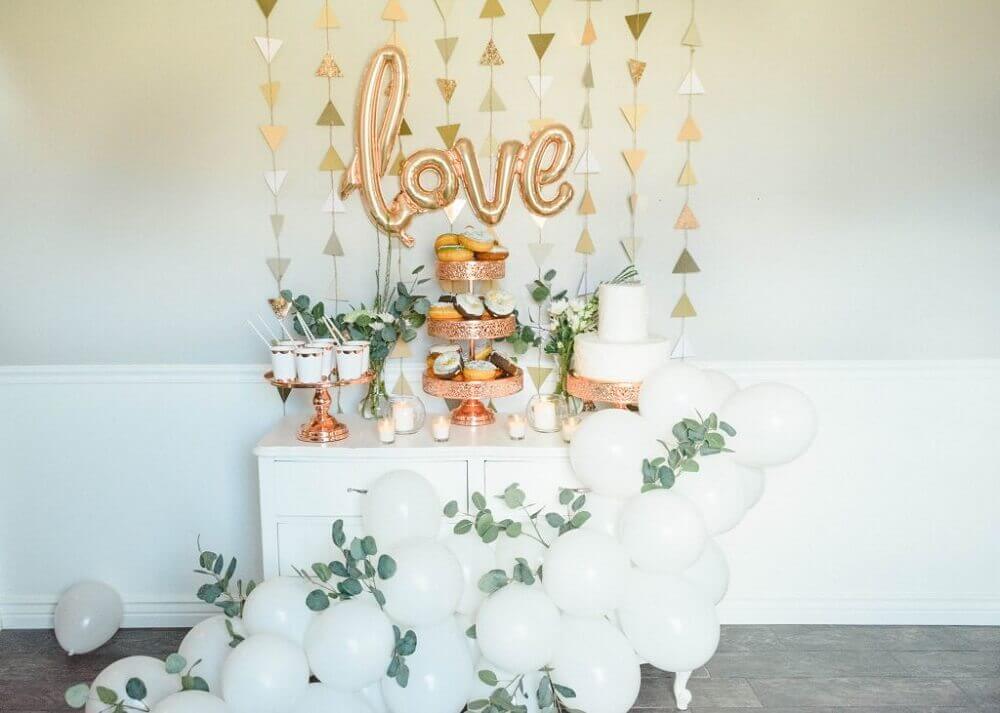 decoração com balões simples para festa com folhagens e balões em formato de letras Foto Ashley’s Dream Decor