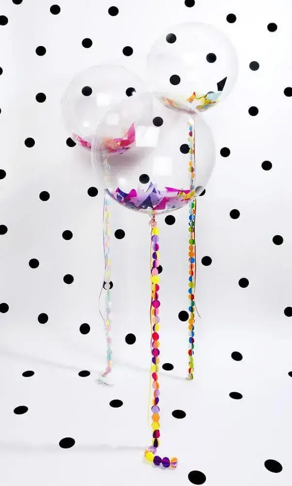 decoração com balões transparantes e bolinhas coloridas Foto Lucy Loves Ya