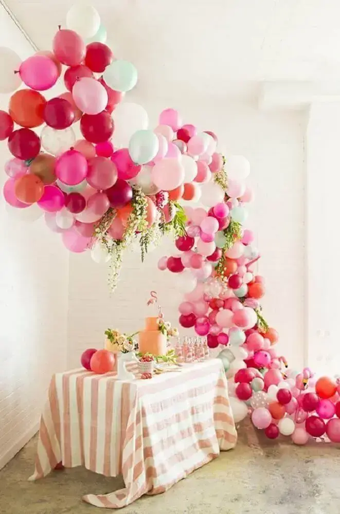 decoração com bexigas e arranjos de flores para festa com tema flamingo Foto Pinterest