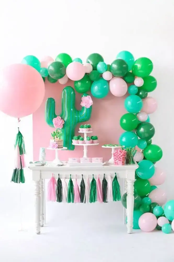 decoração com bexigas e balão em formato de cacto para festa Foto Pinterest