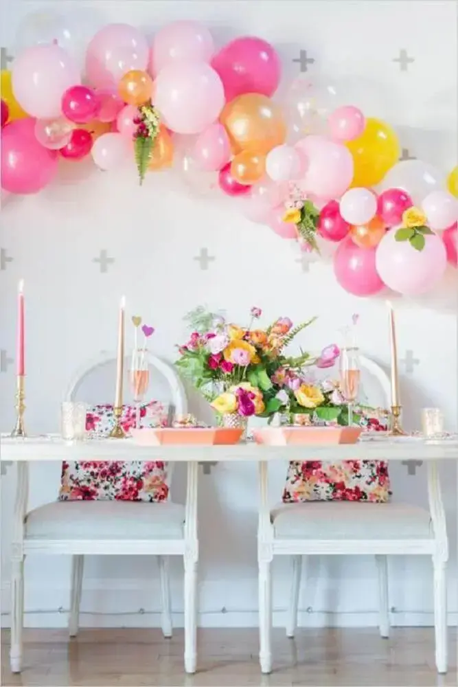 decoração com bexigas em tons de rosa para festa de noivado Foto Pinterest