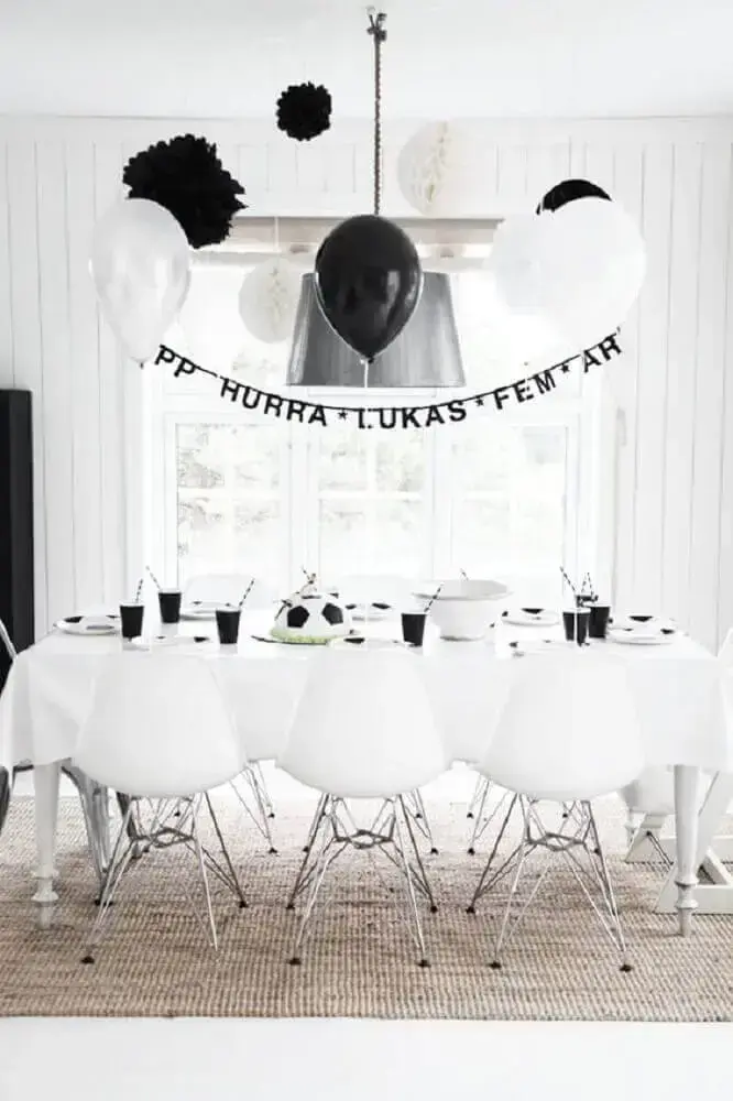 decoração com bexigas preto e branca para festa com tema futebol Foto Pinterest