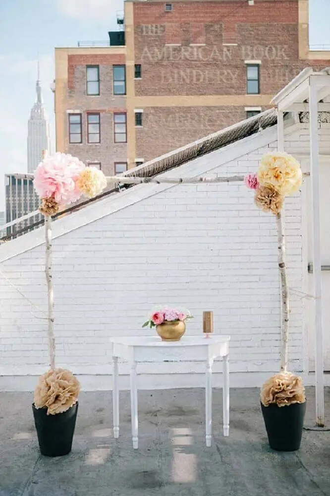 decoração com flores de papel para altar de casamento simples em casa Foto Pinterest