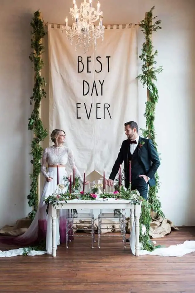 decoração com folhagens para altar em casamento em casa Foto Brit + Co