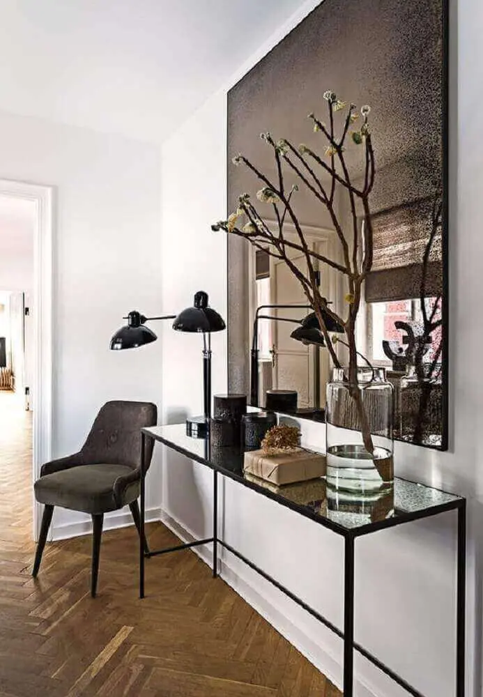 decoração com grande espelho de bronze quadrado e luminária preta Foto HomeDeco