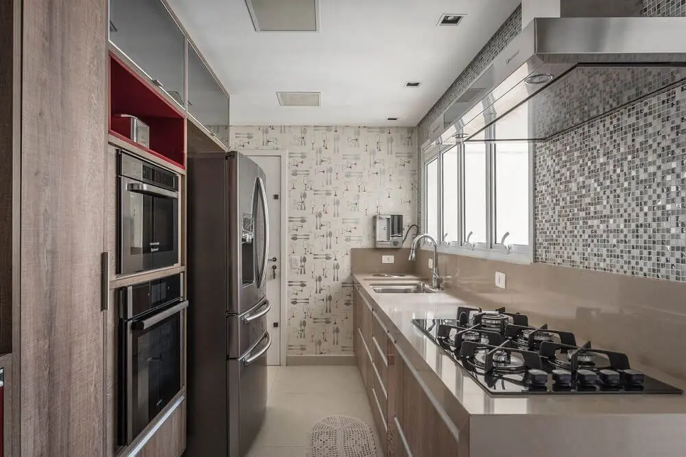 decoração com papel de parede com estampa de talheres para cozinha corredor em tons neutros Foto Idealizzare Arquitetos