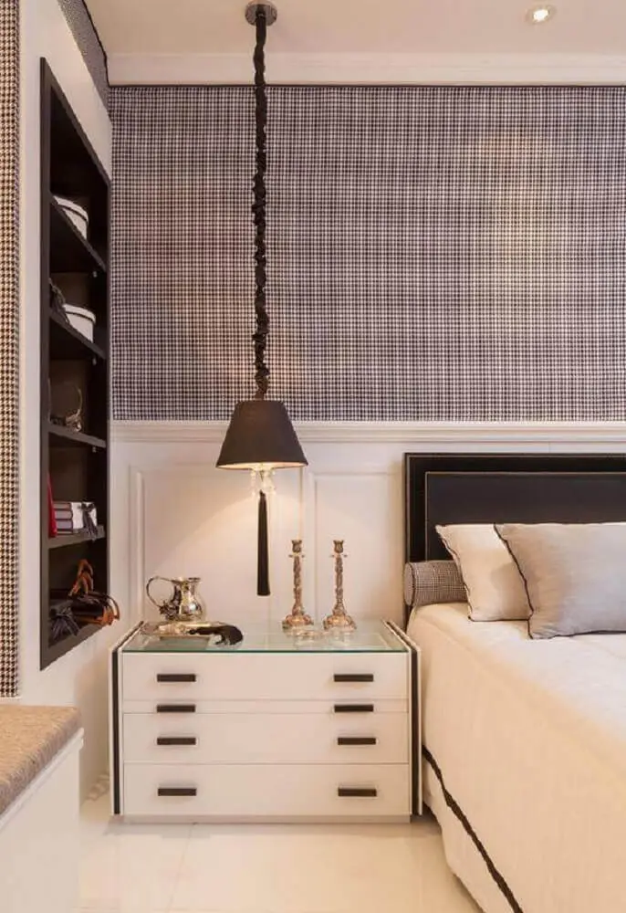 decoração com papel de parede e criado mudo para quarto de casal Foto Pinterest
