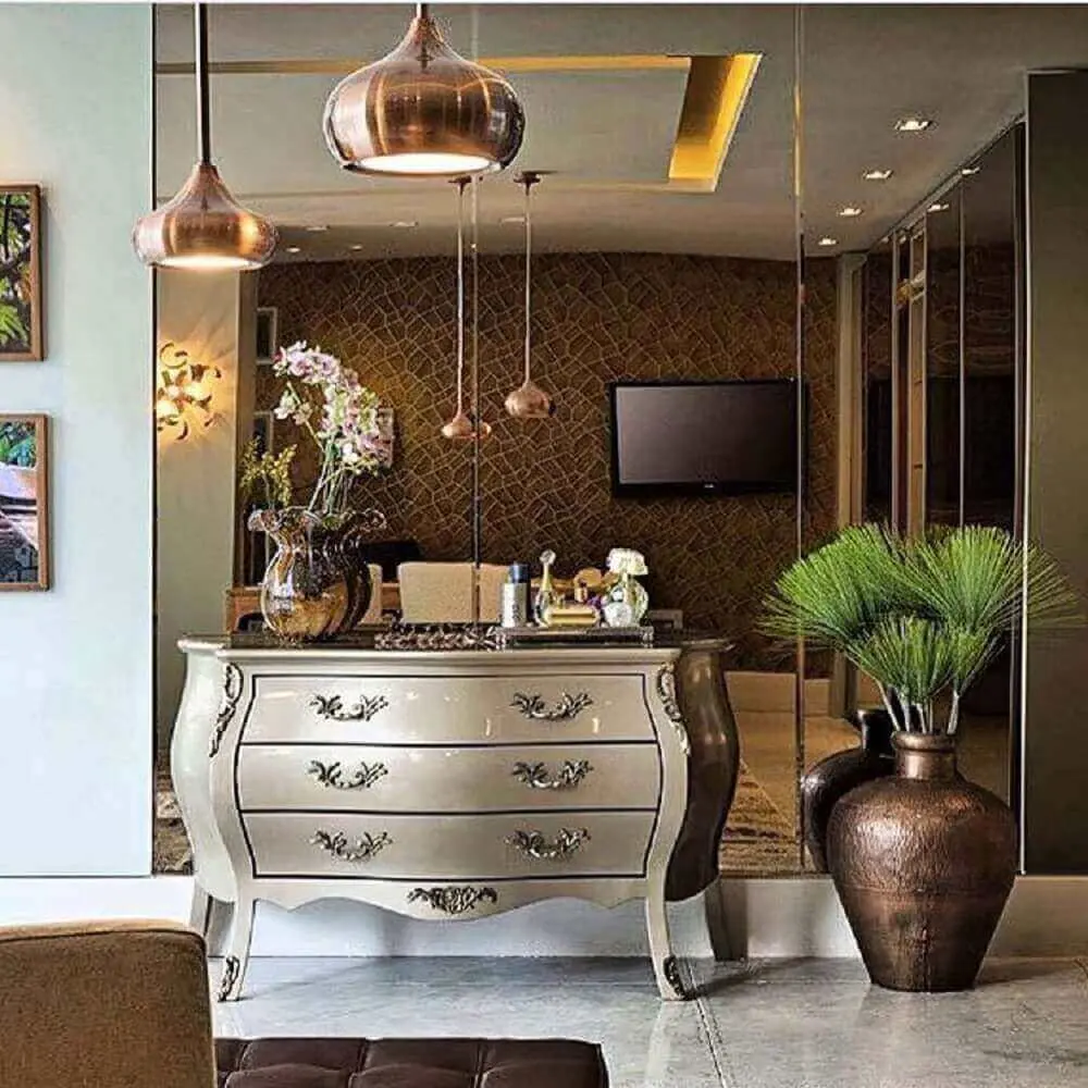 decoração com parede espelhada bronze cômoda provençal e pendentes rosé Foto Rajamala Furniture