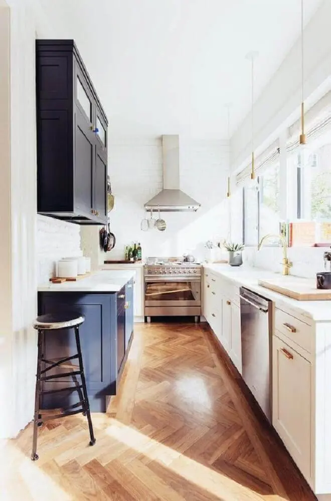 decoração com pendentes minimalistas e armário de cozinha compacta azul e branco Foto Inspidéco