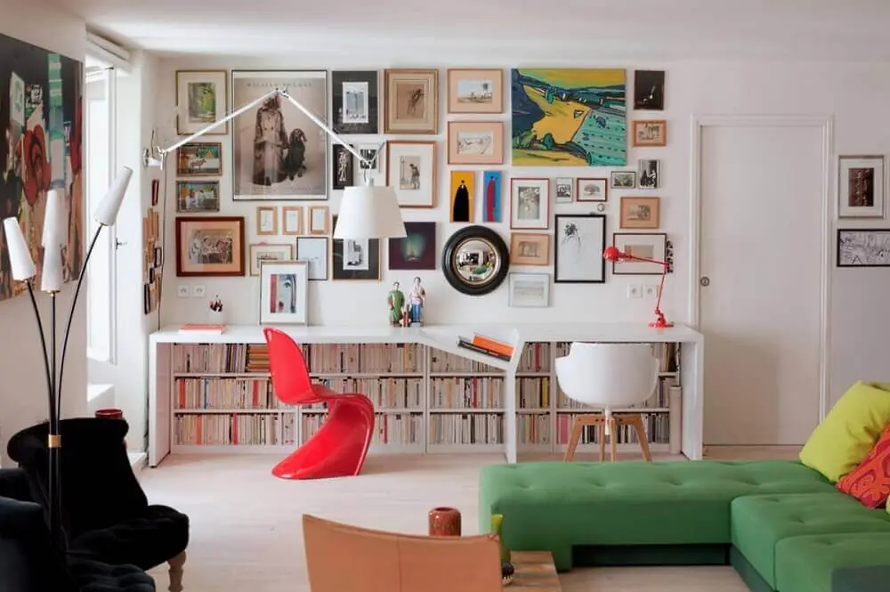 decoração com quadros e cadeiras de plásticos modernas para sala Foto HousesDesign