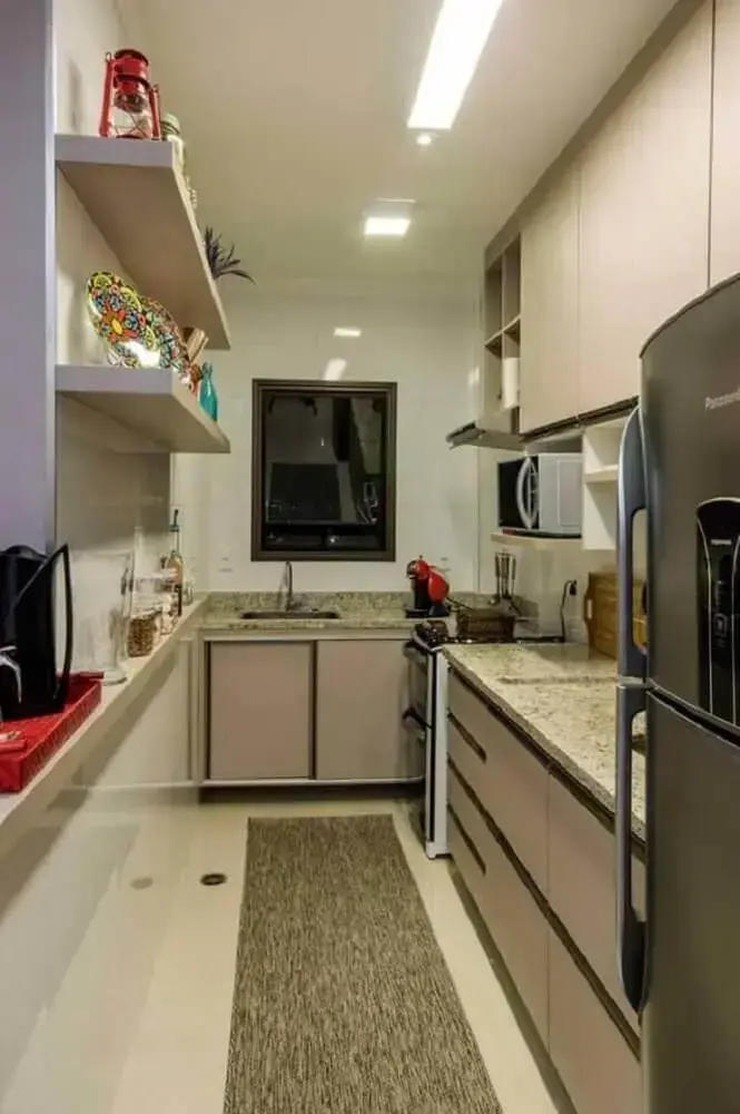 decoração cozinha compacta com balcão de granito e prateleiras Foto Vinícius de Mello