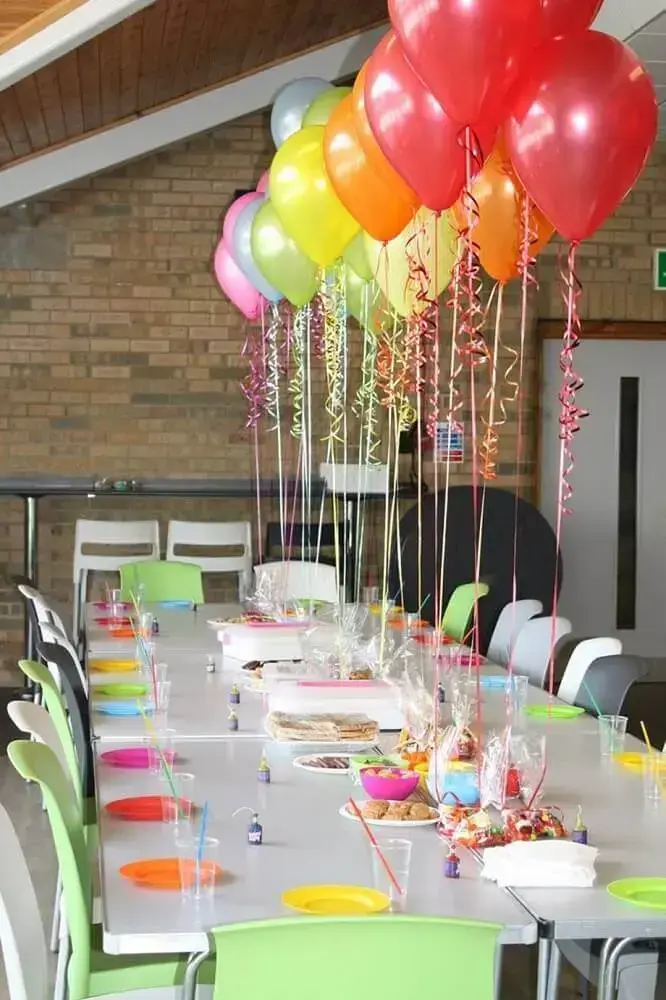 decoração de aniversário simples com balões coloridos Foto Wall Maxx