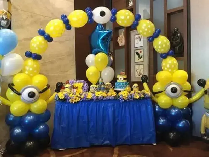decoração de festa infantil com balões e tema minions Foto Celebrations Cake Decorating
