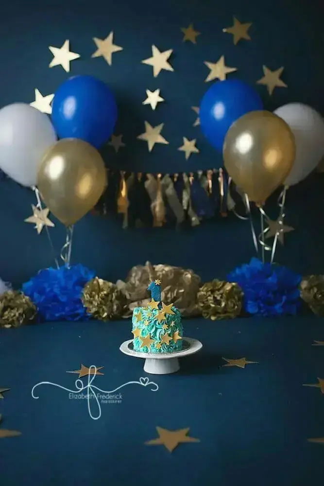 decoração de festa infantil simples com balões dourados e azuis marinho Foto Pinterest