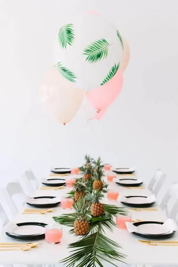 decoração de festa tropical com balões folhagens e abacaxis Foto Pinterest