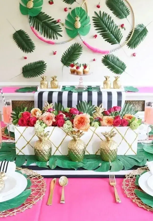 decoração de festa tropical com muitas flores e folhagens Foto Pinterest