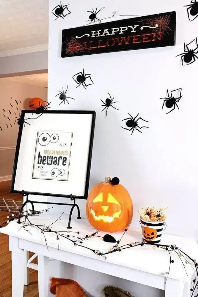 decoração de halloween com aranhas na parede e Jack O' Lantern Foto Pinterest