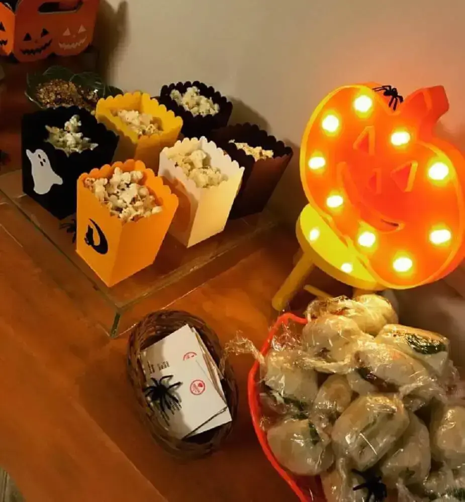 decoração de halloween com luminária em formato de abóbora Foto Cerejeira Eventos