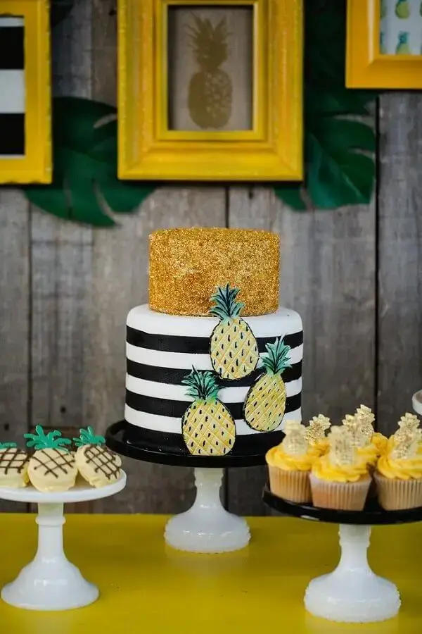 decoração em preto e dourado para festa tropical com abacaxi estampado nos detalhes Foto Popsugar