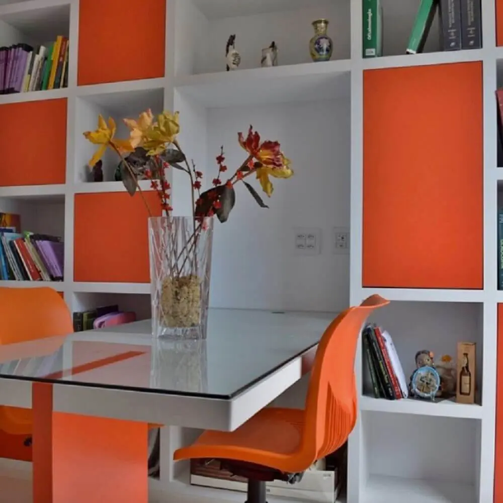 decoração em tons em branco e laranja com móveis laqueados Foto Casa da Madeira