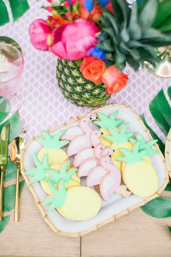 decoração festa tropical com doces em formato de abacaxi e flamingo Foto Style Me Pretty