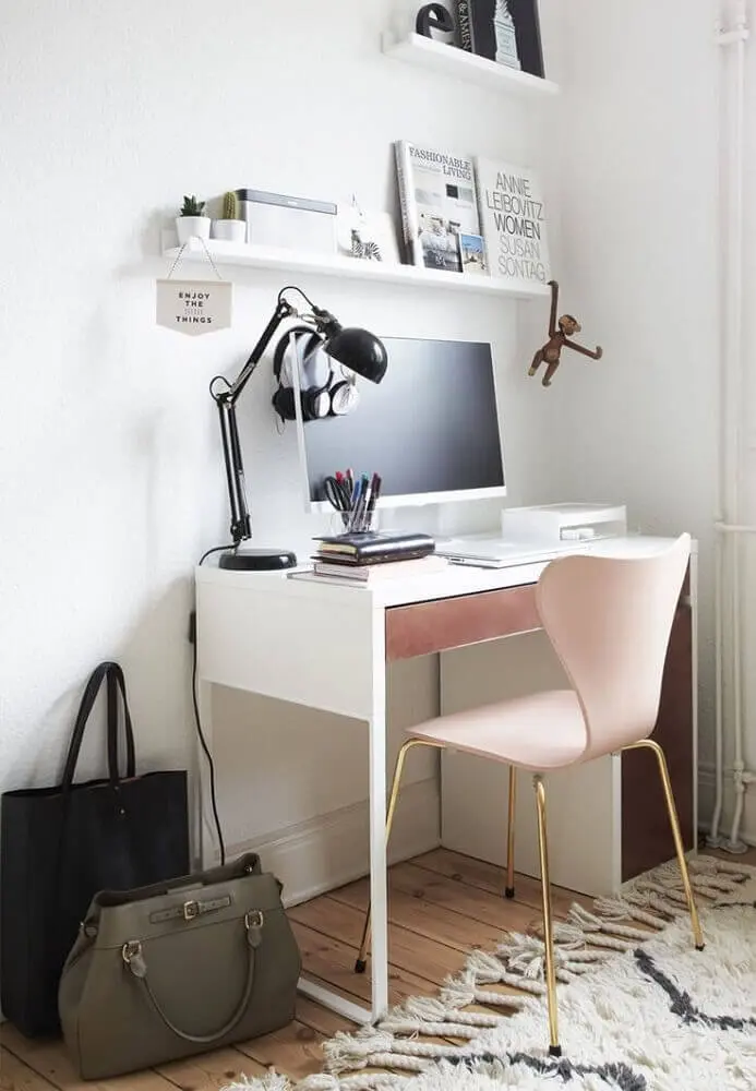 decoração home office com cadeira moderna com base dourada e assento rosa Foto Pinterest